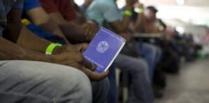 Geração de emprego em 2020 cai pela metade após revisão